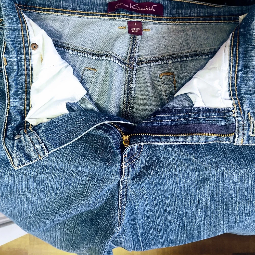 EUC GLORIA VANDERBILT MOM JEANS MADE IN EGYPT LIGHT TO MEDIUM WASH 5 POCKET 16 - Picture 8 of 10